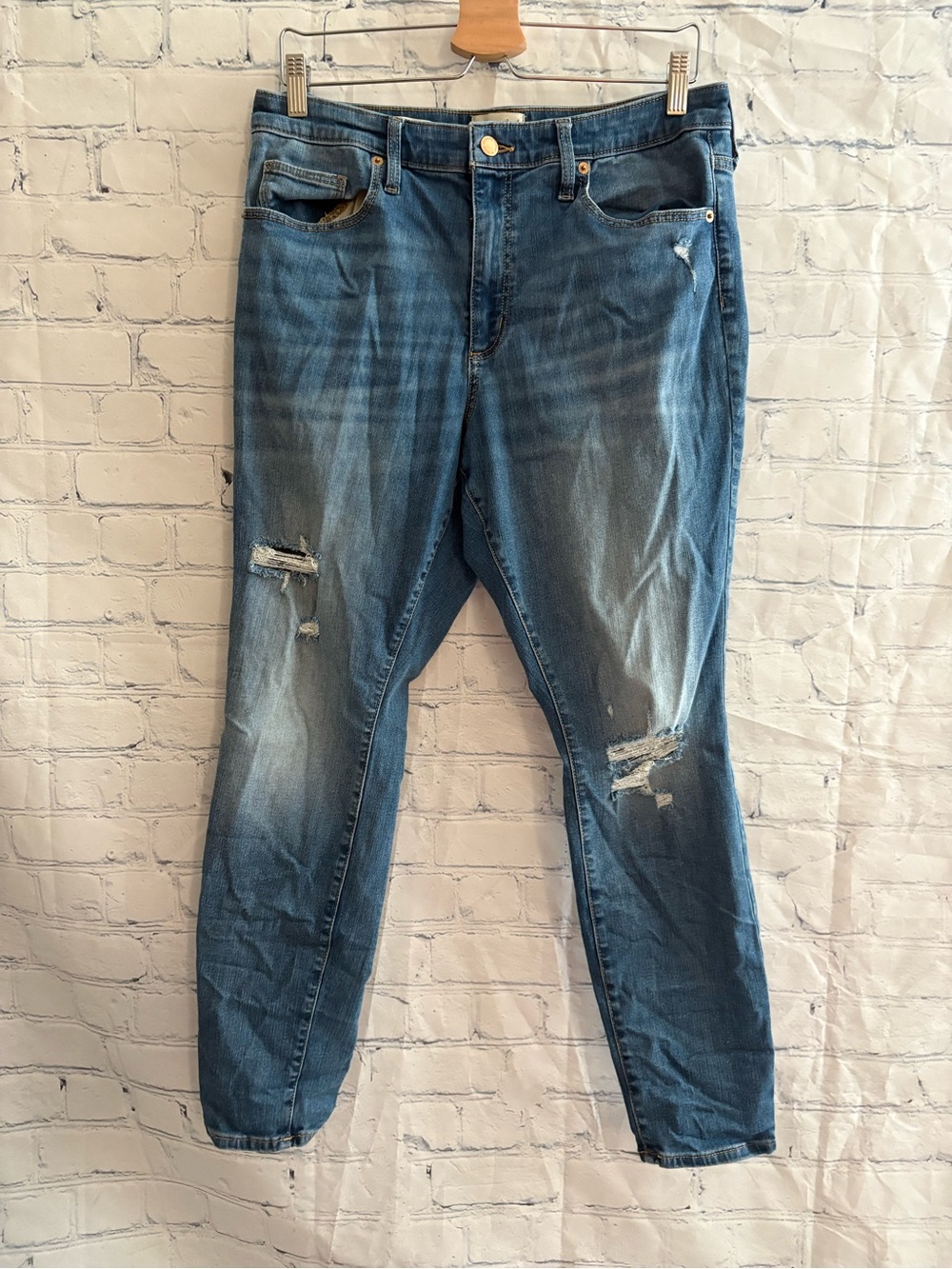 Universal thread high rise distressed skinny Jean med wash size 14/32R